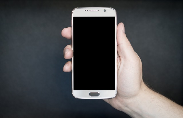 bílý smartphone v ruce.jpg