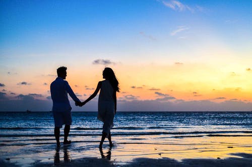 muž a žena na pláži